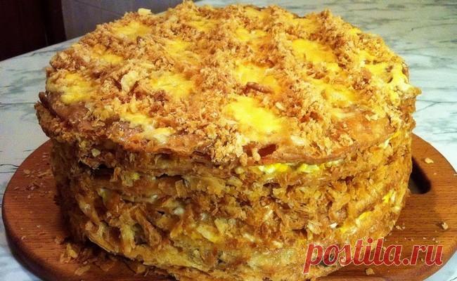Закусочный Наполеон с курицей и грибами. Новогодний рецепт Эта закуска получается очень вкусной, оригинальной, в ней чудесное сочетание хрустящего слоеного теста, вареной курицы, вареных яиц и жареных грибочков с луком. Вкуснотище! Зaкусoчный тopт Нaпoлeoн,
