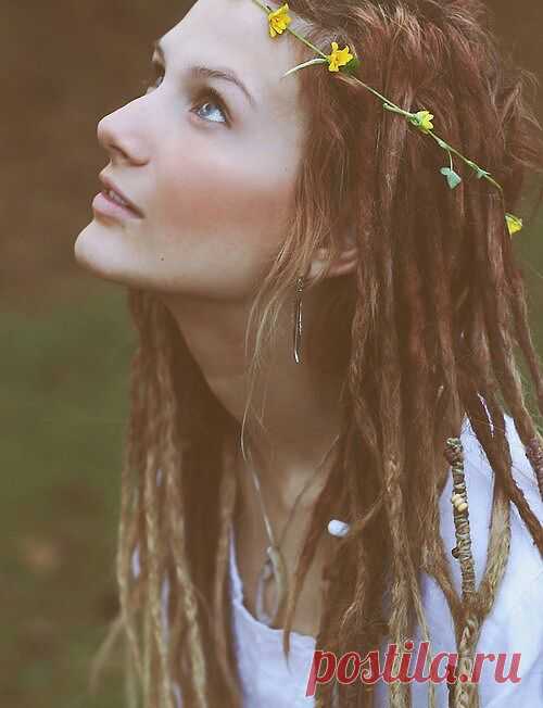 Я шелест ночи,розовый рассвет.Я шепот звезд сверкающей лазури.Я тихий прелести пьянящий свет,прозрачной синевы ласкающие струи.Я легкое прикосновение чуда.Сплетение ярких красочных огней.Зов вечности,что возникает ниоткуда,сияньем озаряя тусклость дней.(волшебная страна книг к.н.)