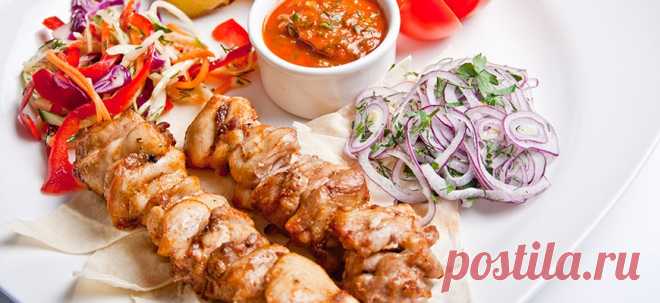 Закуски к шашлыку: 25 быстрых и вкусных рецептов для пикника и дома Хочешь собраться большой компанией и пожарить шашлык? Тогда тебе не обойтись без закусок, которые гармонично дополнят жареное на мангале мясо. Мы собрали 25 быстрых и легких в приготовлении рецептов, которые однозначно тебе пригодятся перед вылазкой на природу.