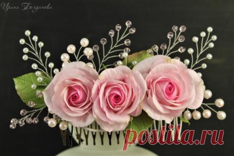 Цветочные гребни для волос давно перегнали в популярности типичную для свадеб фату. К сожалению, живые цветы не всегда смогут выдержать +30 или -30, а вот реалистичные цветы из фоамирана выдержат весь свадебный день и более того, они останутся у вас навсегда с самыми прекрасными воспоминаниями. 

Сегодня представляю Вам гребень с нежными розочками и играющими оттенками на свету бусинами. Гребень металлический 8,5см, размер всей композиции около 15-16см, бусины стекло, плас...