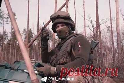 Военкор показал наступление ВДВ под Кременной под прикрытием миномета «Василек». Подразделения воздушно-десантных войск (ВДВ) продолжают наступление в районе Кременной под прикрытием автоматического миномета «Василек». На снятых военкором кадрах видно, как российские войска готовят снаряды, заряжают минометы и открывают огонь по опорным пунктам и пехоте Вооруженных сил Украины (ВСУ).