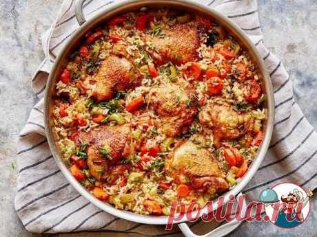 ВКУСНАЯ КУРИЦА С РИСОМ

В этом рецепте курица готовится вместе с рисом в одной сковороде. Выглядит роскошно, можно подать как на семейный ужин, так и на праздничный стол.

Ингредиенты к рецепту: 
4 - 6 шт.- куриных бёдер с кожей и костями (примерно по 170 гр. каждое) 
2 ст. л. - рапсового масла (канола) 
0,5 ч. л. - паприки
4 шт.- средняя морковь (примерно 340 гр.), нарезанные кружками толщиной 0,5 см. 
3 стебля - сельдерея (примерно 250 гр.), нарезанных ломтиками толщиной...