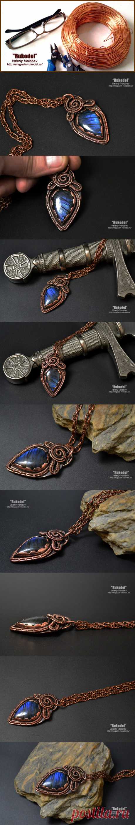 Кулон ручной работы из проволоки в технике Wire Wrapping.