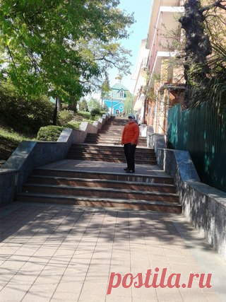 #Дорога_к_храму - 120 ступенек. С площадки лестницы сквозь ветви деревьев и крыши домов виднеется море. Дошли с одной передышкой. Сегодня солнечно, тихо и тепло - настоящая благодать!