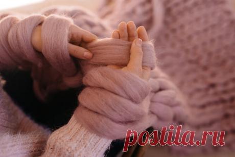 5 полезных вещей, которые можно связать на пальцах с сайта Новый очаг. Снуд, плед 150*180 см, плед 2х2 метра, коврик, &quot;таптугги&quot;, подушка-пончик