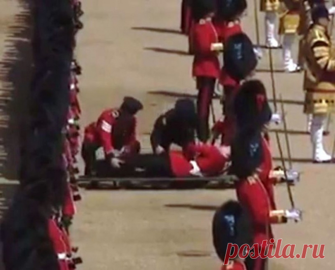На дне рождения Елизаветы II произошел массовый обморок гвардейцев (4 фото) | Чёрт побери Пять гвардейцев упали в обморок в Лондоне на торжественном параде, посвященном официальному дню рождения королевы Елизаветы II. В Великобритании во время парада, посвященного официальному дню рождения королевы Елизаветы II, несколько гвардейцев потеряли сознание. На фотографиях, размещенных в Твиттере британскими СМИ, видно, как один из гвардейцев лежит на асфальте, а другого уносят н...