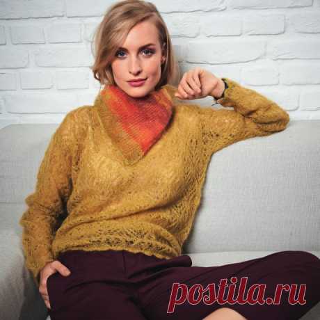 Пуловер из мохера красивым ажурным узором и шейный платок.