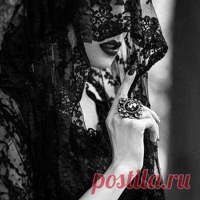 Остуда на себя.
Фаза луны не важна.
Проводится в закрытой комнате, с закрытыми окнами. 
В стакан наливается холодная вода-чем холоднее, тем лучше.В идеале колодезная, но из под крана тоже подойдёт. 
Заговор читается 2 раза, внятно, над стаканом (губы максимально близко к воде, чтобы информация в воду шла). ПОСЛЕ прочтения воду выпить/умыться/побрызгать. 
На синем море дуб, 
У дуба камень, 
У камня щука. 
Поедает с рабы (имя) 
Всю тоску кручину, 
Тоску тоскучую, 
Тоску горю...