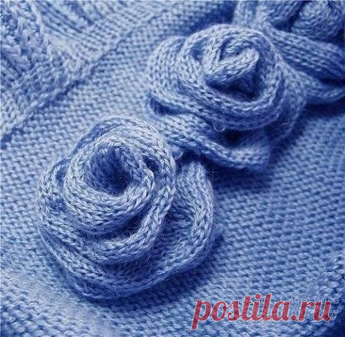 Вязаные розы спицами Очень красиво смотрятся цветочки, связанные спицами. Вязаные розы спицами получаются следующим образом:На спицы нужно набрать 20 петель и вязать двойной резинкой. Так у нас должна получиться труба. Наша вязанная полоска должна быть длиной 10-10 сантиметров. после этого нужно закрыть...
