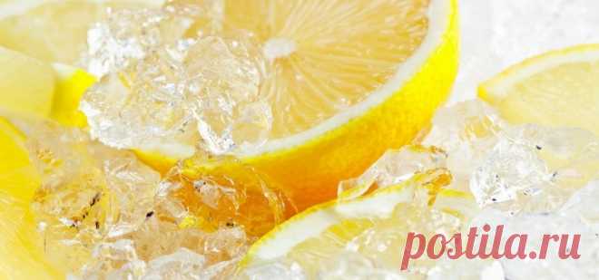 Замороженные лимоны спасут от ожирения, опухолей и диабета! Лимоны замораживают в основном ради цедры. После размораживания цедра становится более мягкой и ее удобнее употреблять в пищу. Как и у большинства других фруктов, в кожице лимона сконцентрирован максимум питательных веществ, помогающих регулировать уровень холестерина,