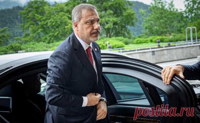 МИД Турции призвал не допустить «усугубления поляризации» по Украине. К урегулированию между Москвой и Киевом нужно привлечь больше участников и создать специальную платформу, где приоритет будет отдан дипломатии, считает глава МИД Турции. В июне он участвовал в мирном саммите в Швейцарии