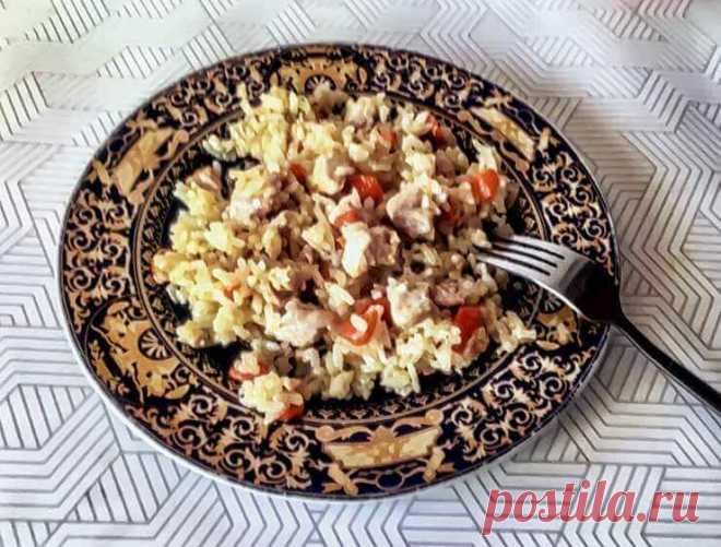 Плов с курицей в утятнице на плите с рассыпчатым рисом