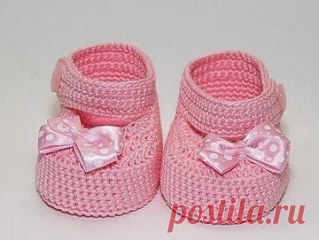 ПИНЕТКИ КРЮЧКОМ — КАК РАССЧИТАТЬ ПОДОШВУ + СХЕМЫ
Мерки для расчета подошвы пинеток крючком
Для того, чтобы сделать расчет подошвы для пинеток крючком:
нам необходимо снять две мерки:

Длину стопы ребенка (напр. 10 см)

Ширину стопы ребенка (напр. 4 см).

Начинаем вязать подошву пинетки с цепочки из ВП, длина которой равна длине стопы минус ширина стопы (10 см. - 4 см. = 6 см.)
Для большей уверенности, я бы рекомендовала сделать из бумаги выкройку подошвы.

Важно!

Прибавля...