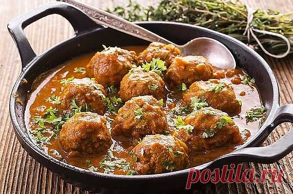 Нежнейшие тефтельки 
Сохрани себе рецепт
Ингредиенты:
Мясной фарш — 500 г 
Лук — 2 шт.
Крупные помидоры или томатный сок — 4–5 шт. или 300–400 мл
Яйцо — 1 шт.
Твердый сыр — 150 –200 г
Рис — 2–3 ст. л.
Чеснок — 1–2 зубчика
Сахар — 1 ст. л.
Зелень — 2–3 веточки
Соль — по вкусу
Перец — по вкусу
Приготовление:
1. Сыр натрите на мелкой терке, одну луковицу мелко порежьте, рис отварите до полуготовности, а зелень измельчите ножом. 
2. Все компоненты вместе с солью и черным перце...