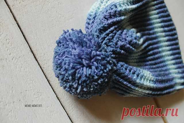 Вязаная крючком шапка рельефными столбиками.