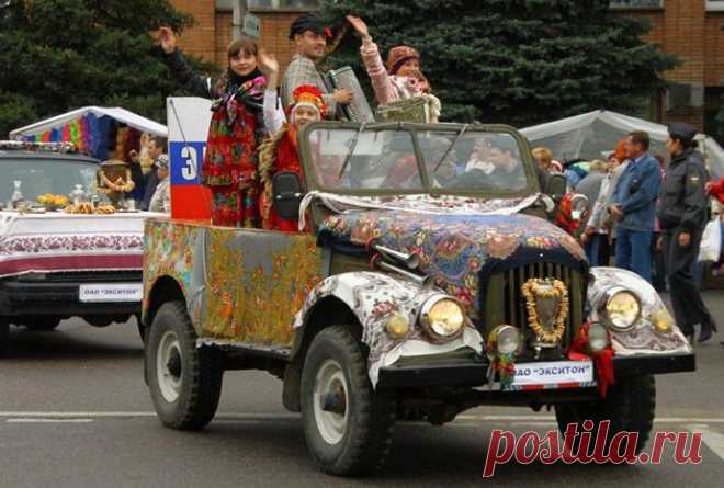 Известно ли Вам...

что в Павловском Посаде существует так называемый День Платка, который проводится в рамках традиционной осенней ярмарки. 

Платки пестрят повсюду: их продают, ими украшают все торговые палатки, платки красуются на продавцах, организаторах и гостях праздника. Жители города приходят в ярких костюмах, созданных из расписных шалей, чтобы поддержать идею праздника.