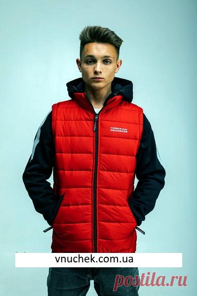 Демисезонные куртки URBAN от магазина Внучек, всегда своевременное предложение модных курток для молодых людей. И в нашем случае - это куртка - жилет с трикотажными рукавами. Прямая, плащевка  матового оттенка, простегана, удлиненная. Два кармана на молниях, молнии спрятаны по специальными клапанами. Капюшон, рукава из трикотажа темного цвета, отстегиваются