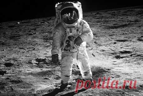 21 июля 1969 года американский астронавт Нил Амстронг ступил на Луну. Однако по сей день можно услышать мнение, что высадка американцев на Луну – великая мистификация. А вы верите, что высадка американцев на Луну – постановка, снятая Стенли Кубриком?