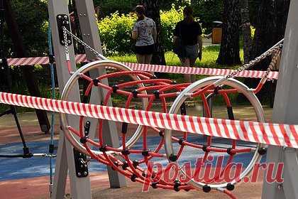 В России детскую площадку закрыли через две недели после торжественного открытия. В Сочи торжественно открытую инновационную детскую площадку закрыли на ремонт через две недели эксплуатации. Объект преподносился властями города как не имеющий аналогов в России, площадку открыли ко Дню защиты детей. Сейчас на стройплощадке ведутся восстановительные работы.