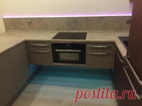 Кухонный Гарнитур #km96 г. Екатеринбург.ул. Чайковского, 68. Еланский дворик, жилой комплекс.  Материал: Корпус lamarty розовый жемчуг.  фасад МДФ Шампань Шагр.43(Кат-г МС ЭКО ). фасад МДФ Малиновый бархат. Столешница 38 мм Duropal  Беж.Мраморная крошк. Кат.1 8191vv. еврозапил столешницы. Вставка стекло матовое белое.  ПЕТЛЯ CLIP TOP BLUMOTION, НАКЛАДНАЯ, 110 ГР.  Комплект TANDEM с BLUMOTION полного выдвижения. Светодиодная лента RPG с контроллером. профиль для свет-й ленты МИК 2000.  Ручка-рейл