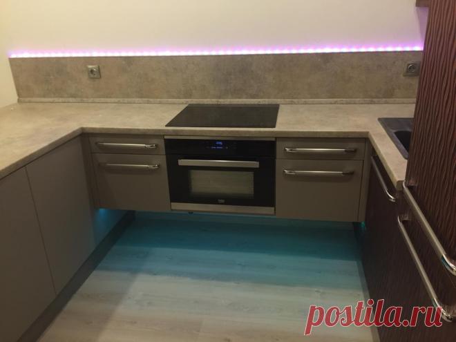 Кухонный Гарнитур #km96 г. Екатеринбург.ул. Чайковского, 68. Еланский дворик, жилой комплекс.  Материал: Корпус lamarty розовый жемчуг.  фасад МДФ Шампань Шагр.43(Кат-г МС ЭКО ). фасад МДФ Малиновый бархат. Столешница 38 мм Duropal  Беж.Мраморная крошк. Кат.1 8191vv. еврозапил столешницы. Вставка стекло матовое белое.  ПЕТЛЯ CLIP TOP BLUMOTION, НАКЛАДНАЯ, 110 ГР.  Комплект TANDEM с BLUMOTION полного выдвижения. Светодиодная лента RPG с контроллером. профиль для свет-й ленты МИК 2000.  Ручка-рейл