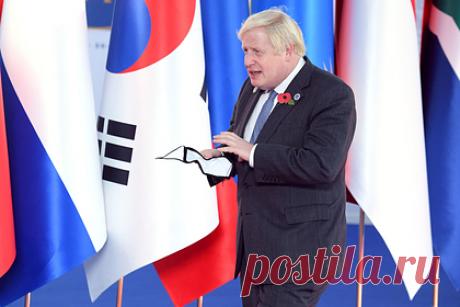 Жена Бориса Джонсона появилась на саммите G20 в дешевом наряде из магазина Zara. Супруга премьер-министра Великобритании Бориса Джонсона Кэрри Симондс (Carrie Symonds) появилась на публике в дешевом наряде масс-маркетового бренда Zara и подверглась критике в сети. Она посетила саммит «Большой двадцатки» (G20), который проходил 30-31 октября в Риме, в красном пиджаке из магазина Zara.