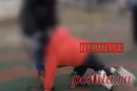 Россиянка избила мальчика на детской площадке и попала на видео. На детской площадке в якутском городе Нерюнгри женщина устроила драку с мальчиком. Инцидент произошел во дворе многоквартирного дома. Сначала россиянка оттаскала ребенка за воротник куртки, потом повалила на землю, а после и вовсе стянула с него верхнюю одежду. Другой мальчик все это время пытался заступиться за друга.