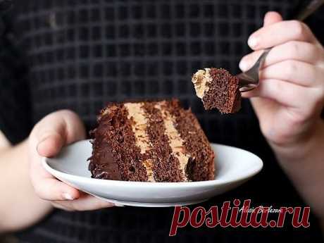 Торт "Прага"


Бисквит:
яйца - 5 шт. - 1 желток оставить для крема
сахар - 150 г. 
мука - 115 г. 
какао - 25 г. 
масло сливочное - 40 г. 

Крем:
желток - 1 шт.
вода - 20 г.
сгущенка - 120 г.
масло сливочное 200 г.
ваниль
шоколад - 20-30 г.

Как готовить:

1. Бисквит:
4 желтка взбить с половиной сахара в пышный очень светлый крем.
Отдельно белки взбить до плотности. Добавить оставшийся сахар и взбивать еще до плотного состояния.
Аккуратно, медленно, снизу в верх, смешать бе...