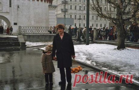 Представляем вам реалистичный и очень атмосферный фоторепортаж о Москве и ее жителях, сделанный иностранным туристом чуть более 30 лет назад, в марте 1984 года