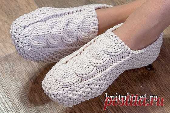 Следки-тапочки спицами Marta
Описание модели
Следки-тапочки связаны спицами узором Рис (Мох). Мысок связан узором Коса. По верхнему краю тапочек резинка 1 х 1. Тапочки вяжутся от резинки, затем мысок, боковая часть и подошва. Следки-тапочки вяжутся двумя спицами на леске. Но короткие носочные спицы вам все же пригодятся  для вязания косы и для вспомогательных операций. Есле вам удобнее, можно вязать на носочных спицах распределив петли так, как это показано на фотографии н...