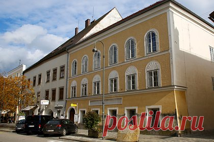 В доме Гитлера будут проводить семинары по правам человека. В здании в австрийском городе Браунау-ам-Инн, в котором родился лидер нацистской Германии Адольф Гитлер, будут проводить для полицейских семинары по правам человека. Об этом сообщает «Би-би-си». Строительные работы по переоборудованию дома должны начаться осенью 2023 года. Ремонт продлится до 2025 года.