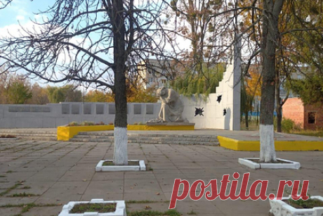 На Украине неизвестные повредили памятник погибшим в Великой Отечественной войне. В городе Дергачи на Украине неизвестные повредили памятник солдатам, погибшим в Великой Отечественной войне, сообщают в харьковской областной полиции. Сейчас сотрудники правоохранительных органов уже прибыли на место и задокументировали ущерб, нанесенный монументу. По факту происшествия возбуждено уголовное дело.