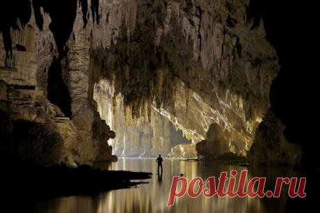 15 самых красивых пещер мира! Пещера Там Лод (Таиланд)
9-1Река Нам Ланг в Северном Таиланде протекает через величественную пещеру, наполненную огромными сталактитами и сталагмитами и заселенную многими тысячами океанских белопоясных стрижей.