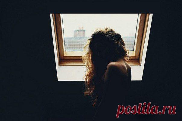 я больше не жду сообщений,
и не мечтаю о "нас" всю ночь.
воспоминания- как тысячи привидений
которых я гоню прочь