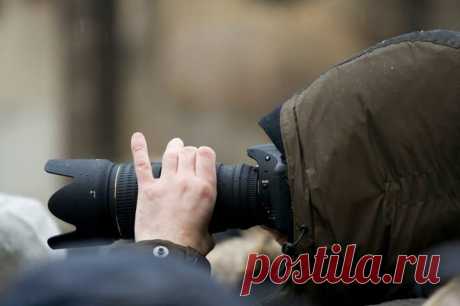 Пять приемов, как вести себя, если вы обнаружили слежку Прием первый: приостановитесь и обернитесь Когда вам кажется, что вас преследуют и что это может стать опасным, просто приостановитесь и обернитесь. А потом прямо посмотрите на того, кто, как вы считаете, вас преследует. Если за вами идет не специалист слежки, он непременно занервничает и как-то выдаст себя — замрет на месте, поведет себя как-то странно. Прием второй: констатация Помните: преступнику нужна жертва идеальная, беспомощная, а…