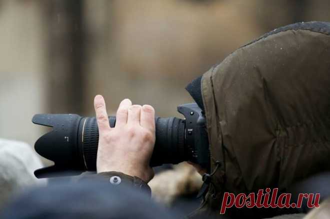 Пять приемов, как вести себя, если вы обнаружили слежку Прием первый: приостановитесь и обернитесь Когда вам кажется, что вас преследуют и что это может стать опасным, просто приостановитесь и обернитесь. А потом прямо посмотрите на того, кто, как вы считаете, вас преследует. Если за вами идет не специалист слежки, он непременно занервничает и как-то выдаст себя — замрет на месте, поведет себя как-то странно. Прием второй: констатация Помните: преступнику нужна жертва идеальная, беспомощная, а…