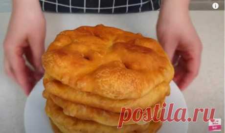 Казахские  лепешки Шелпек на кефире.   ИХ должно быть ровно 7! (видео) - ДОСТОЙНАЯ  ЖИЗНЬ  НА  ПЕНСИИ - медиаплатформа МирТесен Казахские шелпеки – это круглые жареные лепешки на кефире, хотя, существуют варианты на молоке, более сдобные или пресные. Эти Лепешки с хрустящей золотистой корочкой, пузырчатые и мягкие, готовятся очень легко и из доступных ингредиентов. У казахов их количество должно быть 7 (Жетi шелпек или Жетi
