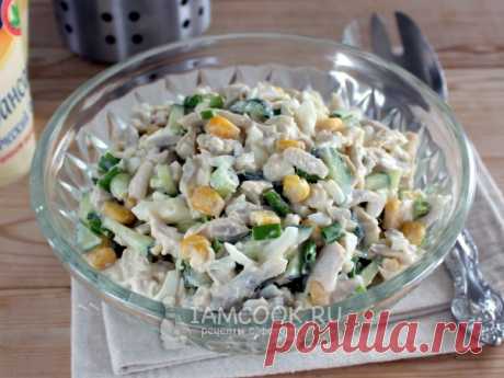 Салат с кальмаром и курицей — рецепт с фото Очень вкусный салат с мясом кальмара и курицы. Свежесть и сочность салату придают свежие огурцы и кукуруза.