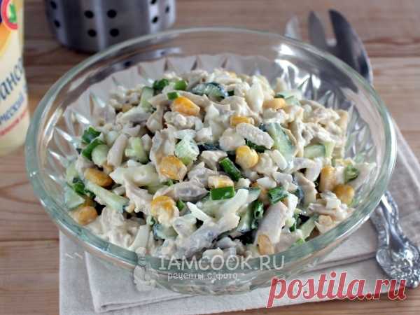 Салат с кальмаром и курицей — рецепт с фото Очень вкусный салат с мясом кальмара и курицы. Свежесть и сочность салату придают свежие огурцы и кукуруза.