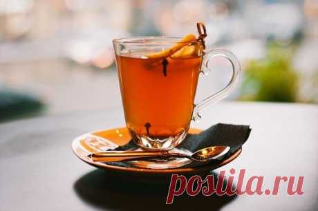 Что такого добавить в чай, чтобы получить максимум пользы 
А аромат какой....Ммм

1. Гвоздика
Облегчает головную боль и делает дыхание свежим. Чай с гвоздикой поможет после трудного дня успокоить нервы и навести порядок в мыслях.

2. Чабрец
Поможет после сытного застолья, наладить пищеварение и убирать неприятные ощущения в области желудка.

3. Имбирь
Стимулирует защитные функцию иммунной системы и согревает после долгой прогулки на холоде. Пейте чай с имбирем, если вдруг ...