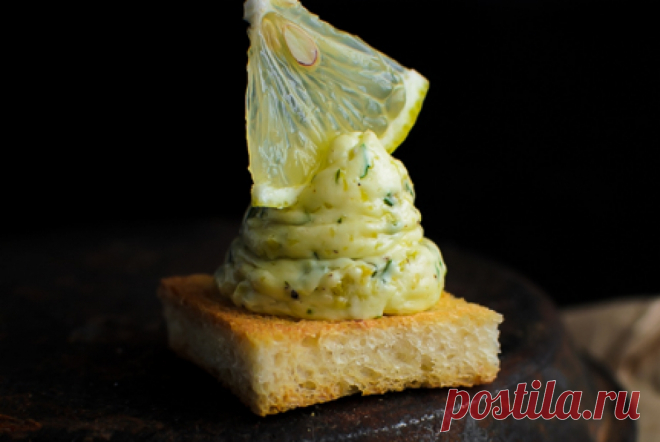Закусочное масло с оливками и лимонной цедрой 
Для приготовления закусочных масел подойдут такие ингредиенты, которые в небольшом количестве смело заявляют о себе: цедра, чеснок, ароматные травы, сыр, сушеные и вяленые овощи или фрукты (можно доп…