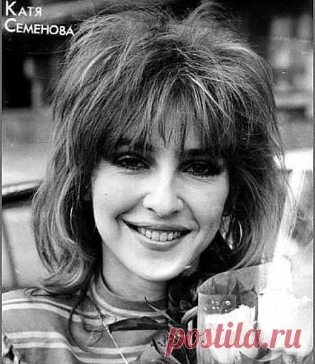 Юбилей 60 лет!      Поздравляем!

7 января 1961 года родилась Екатерина Семёнова — советская и российская эстрадная певица, композитор и киноактриса. 
Пик популярности пришёлся на 1986—1989 гг.

1980 гран-при Всесоюзного конкурса молодых исполнителей "Зототой камертон", который проводили фирма "Мелодия" и газета "Комсомольская правда".

Первая профессиональная работа была в ансамбле "Девчата", Московской областной филармонии.

1982-1984 группа Юрия Антонова "Аэробус".

198...