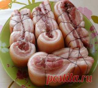 Сало, это хорошо!
Даже медики рекомендуют есть каждый день по кусочку сала, в нем содержатся полезные жирные кислоты.
Сало варенное в луковой шелухе, готовлю по этому рецепту сало несколько лет и всегда получается-объедение!
Свиное сало должно быть с обильными мясными прожилками, обычно на порцию беру кусок сала (можно грудинку-получится деликатес, как из магазина). 
В кастрюле закипятить рассол ( На 1 литр воды: 0, 5 стакана граненного соли, горсть луковой шелухи (можно и...