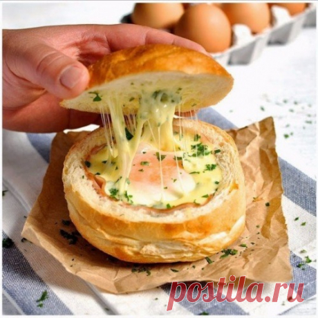 Горячие булочки с яйцом, сыром и ветчиной