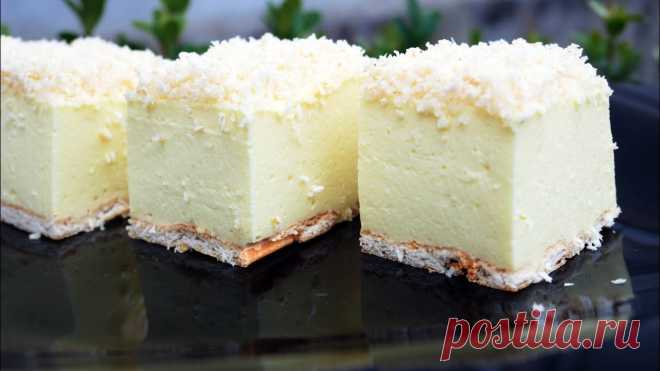 Такой тортик может приготовить даже начинающий кулинар, продукты самые простые, время минимальное. Обязательно попробуйте! Вам понадобятся: желе лимонное — 2 пакетика; творог — 520 гр; сметана — 260 гр; печенье — 110 гр; сахарная пудра — 3 ложки; масло сливочное — 45 гр; ванилин — 10 гр; сахар — 50 гр; стружка кокоса — 65 гр Влейте в желе горячую воду, дайте остыть. Творог взбейте,введите сметану, пудру, ваниль, взбейте еще раз. Состояние массы должно быть кремообразное. Ж...