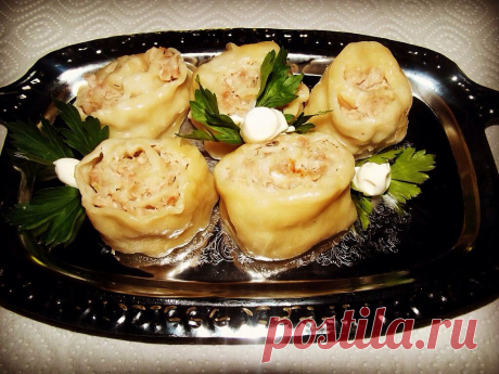 ШТРУДЕЛЬКИ с МЯСОМ  **Тесто нежное: молоко 150г+вода 150г+желток+мука, сколько возьмёт, без соли! *Начинка: свин/фарш+лук+укроп+соль, перец+ледян/вода для сочности. *Тесто раскатать на прямоугол/пласты, смазать начинкой, сверху сбрызнем олив/маслом. Свернем в рулет, и нарежем на порц/кусочки. *Отварим в сковороде. *Украсим зеленью.