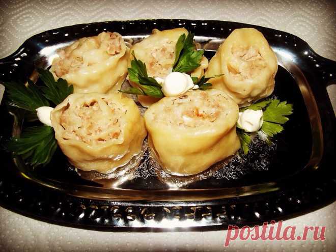 ШТРУДЕЛЬКИ с МЯСОМ  **Тесто нежное: молоко 150г+вода 150г+желток+мука, сколько возьмёт, без соли! *Начинка: свин/фарш+лук+укроп+соль, перец+ледян/вода для сочности. *Тесто раскатать на прямоугол/пласты, смазать начинкой, сверху сбрызнем олив/маслом. Свернем в рулет, и нарежем на порц/кусочки. *Отварим в сковороде. *Украсим зеленью.