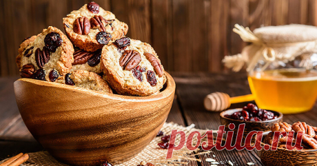 Диетическое овсяное печенье: 5 вкуснейших рецептов Овсяное печенье – любимое лакомство многих поколений. Практически в каждой кондитерской можно найти это вкуснейшее изделие. Однако для тех, кто следит за фигурой, оно попадает в чёрный список из-за высокой калорийности. Мы же предлагаем приготовить диетическое овсяное печенье, которым может себя побаловать каждый.