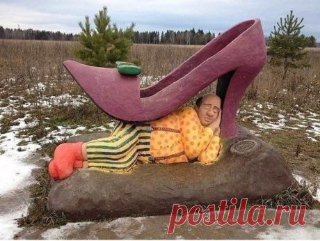 Памятник подкаблучнику...)))