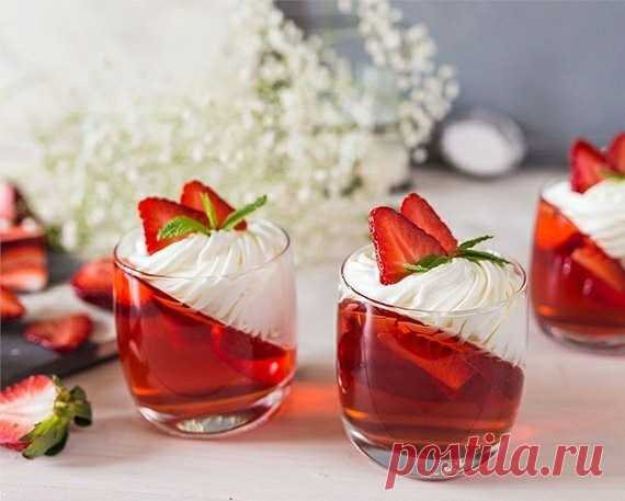 Клубничное желе с пышным кремом